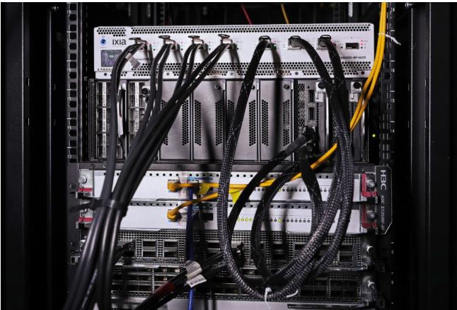 图为S12500X-AF和S9820数据中心交换机正在接受开放数据中心委员会的测试